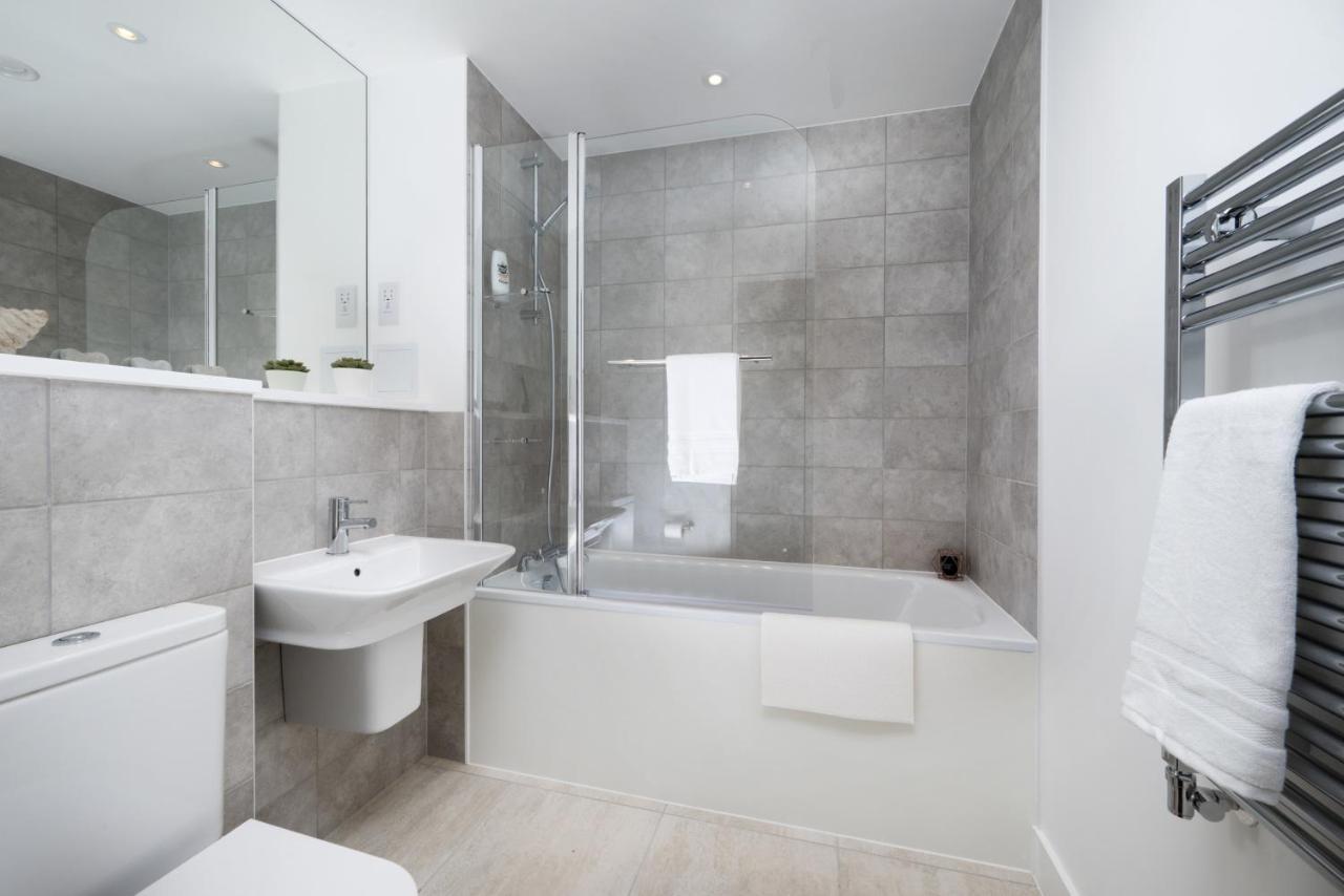 Modern Studios And Apartments At Barking Wharf In Londra Esterno foto