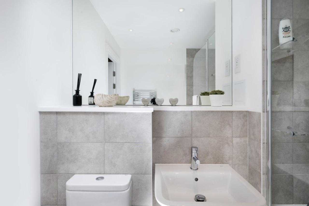 Modern Studios And Apartments At Barking Wharf In Londra Esterno foto