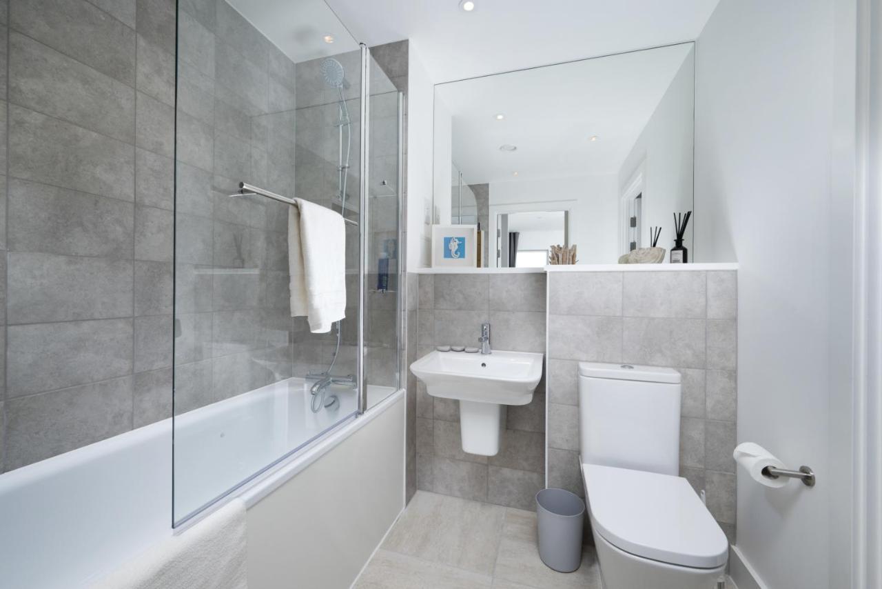 Modern Studios And Apartments At Barking Wharf In Londra Esterno foto
