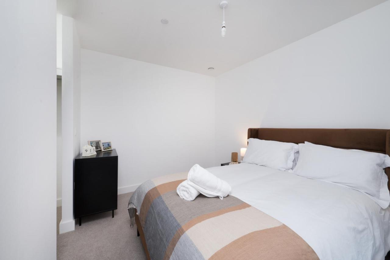 Modern Studios And Apartments At Barking Wharf In Londra Esterno foto