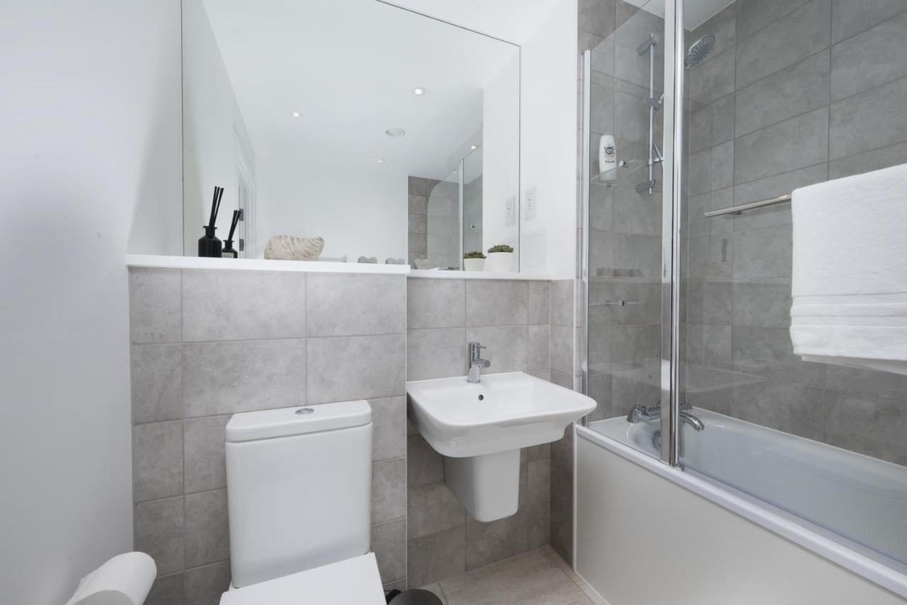 Modern Studios And Apartments At Barking Wharf In Londra Esterno foto