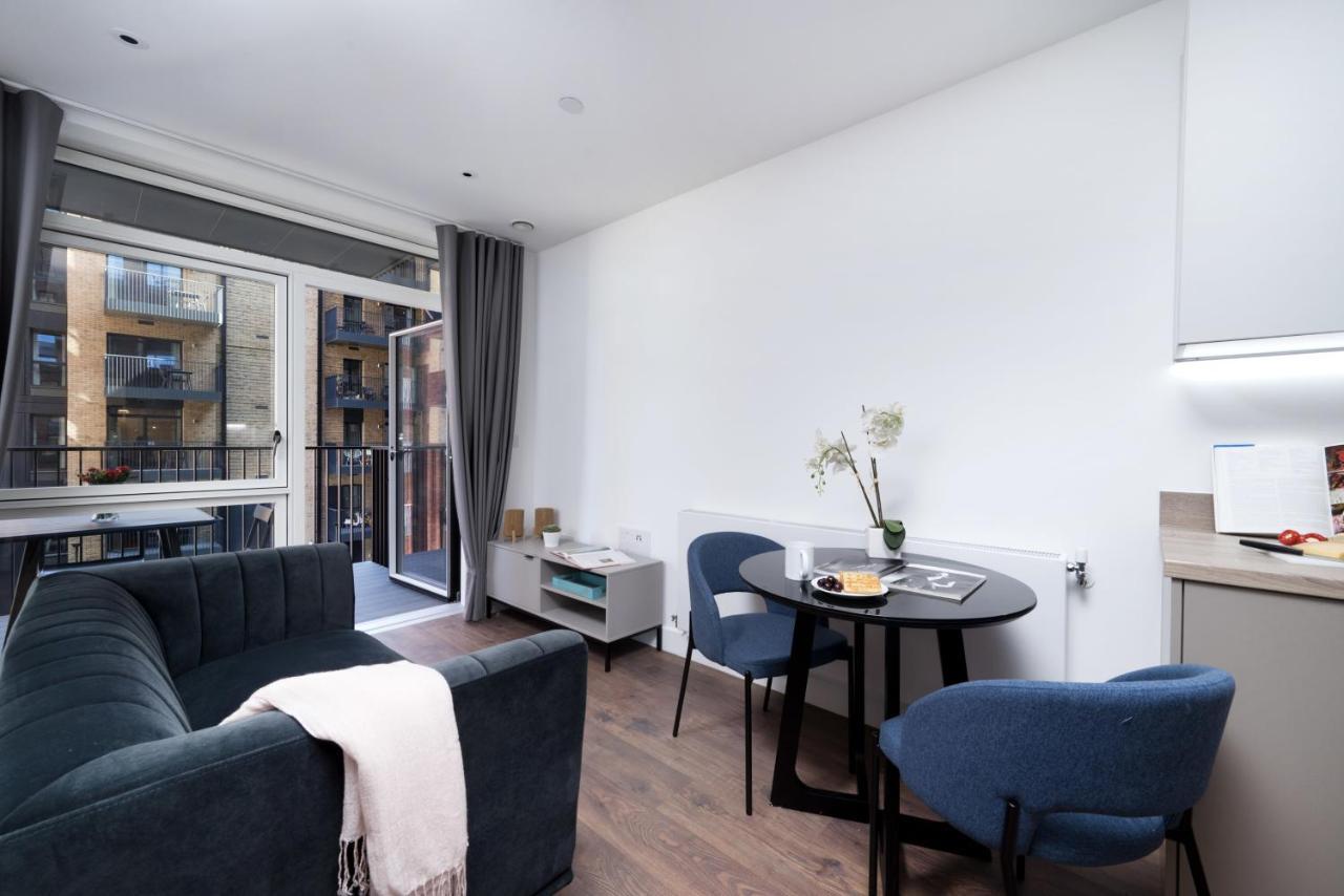 Modern Studios And Apartments At Barking Wharf In Londra Esterno foto