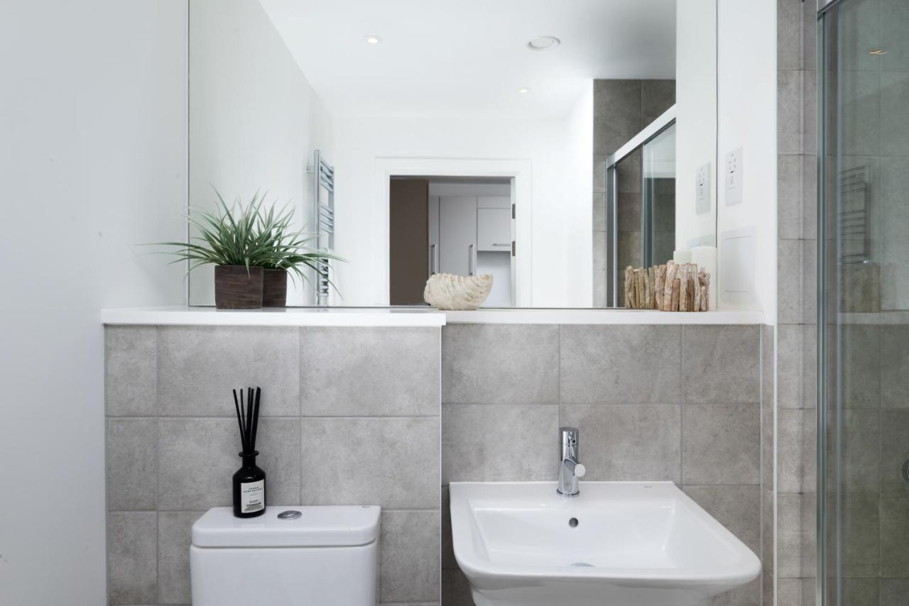 Modern Studios And Apartments At Barking Wharf In Londra Esterno foto